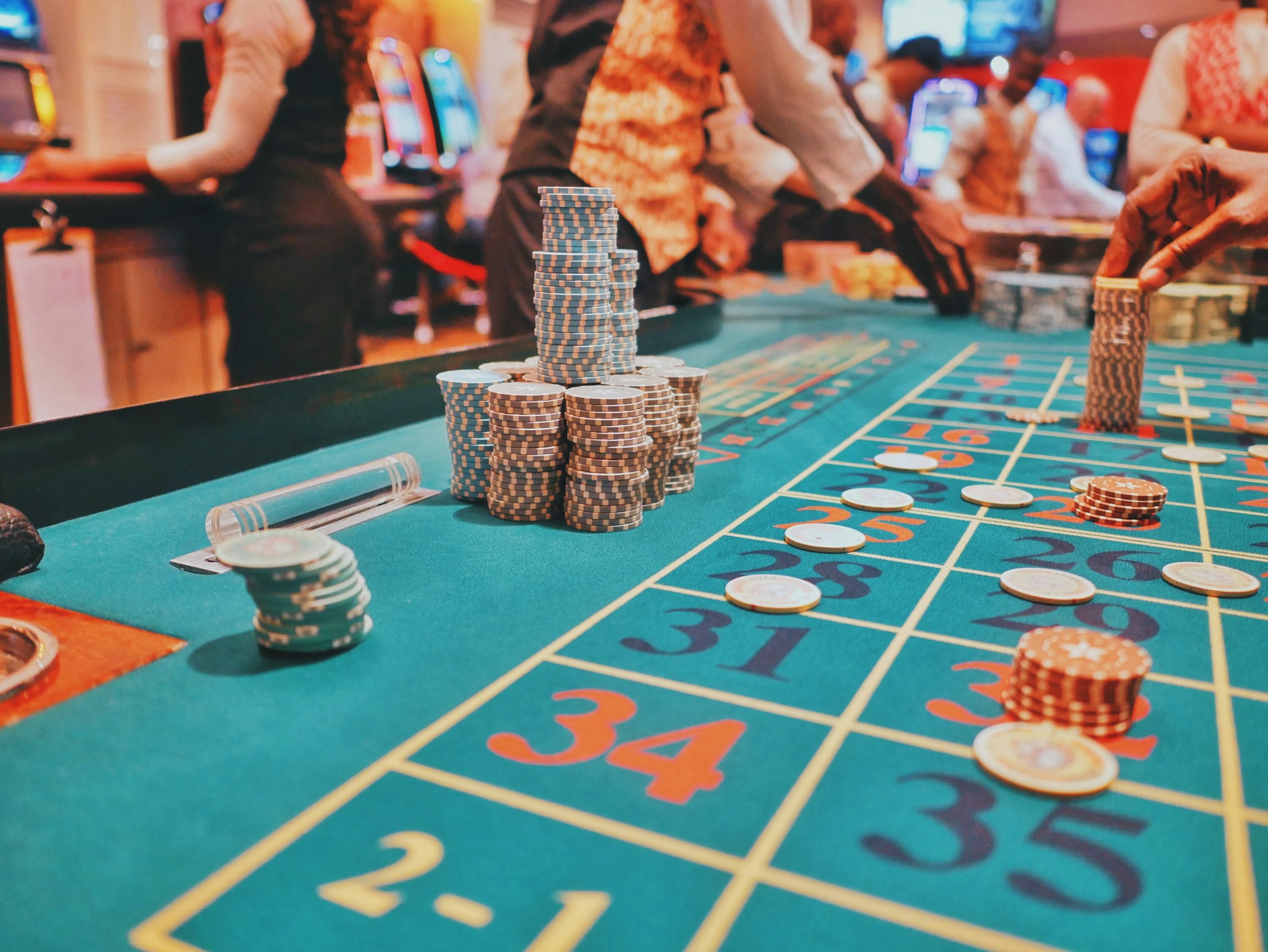 Pengguna mengakses funslot menggunakan perangkat mobile dengan fitur pengelolaan akun yang aman